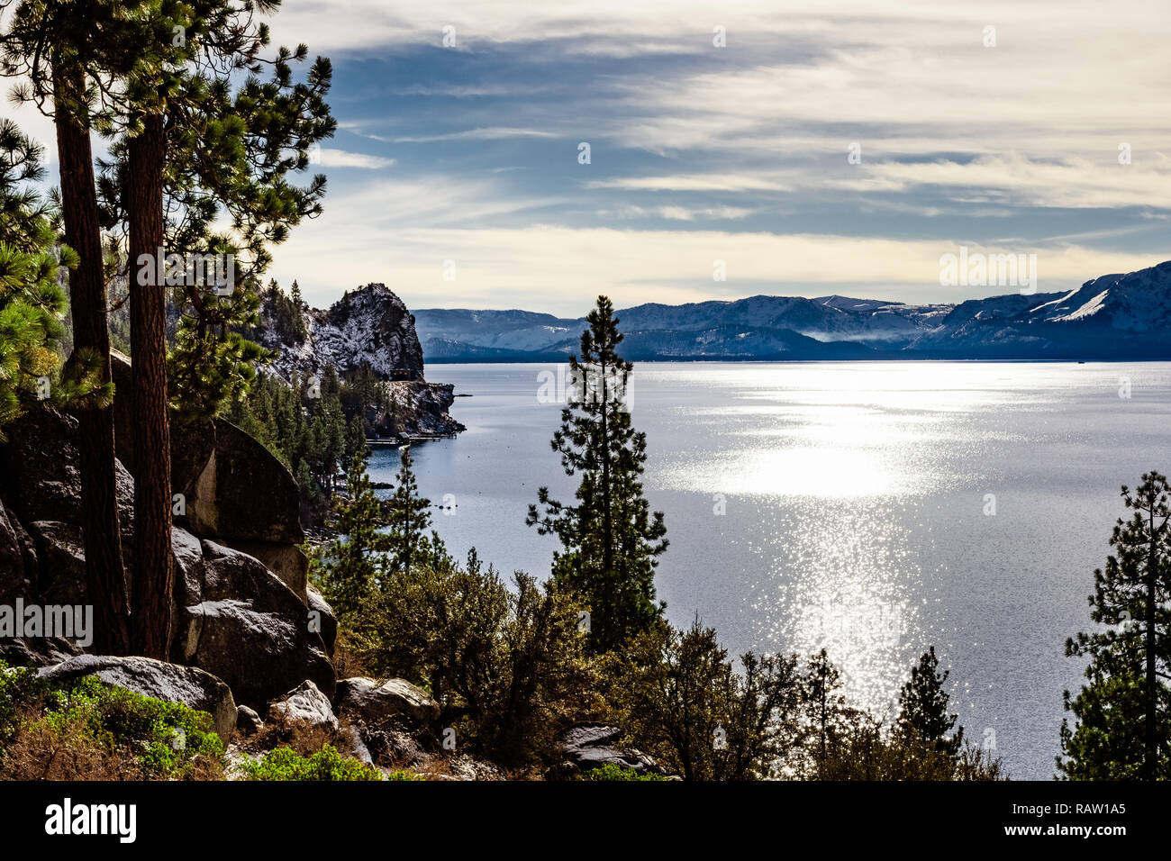 Lake Tahoe il litorale su una bella giornata invernale, Sierra Nevada Foto Stock