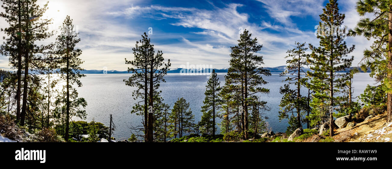 Lake Tahoe il litorale su una bella giornata invernale, Sierra Nevada Foto Stock