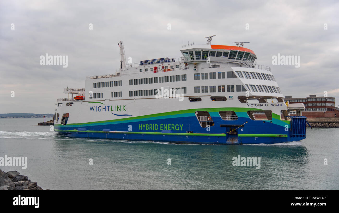 Wightlink traghetto per auto MV Victoria di Wight nel porto di Portsmouth, Regno Unito il 3/1/19 si preparano a sbarcare i veicoli e passeggeri presso il terminale. Foto Stock