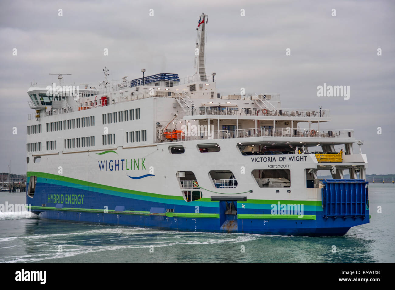 Wightlink Car Ferry MV Victoria of Wight nel porto di Portsmouth, Regno Unito il 3/1/19 prepararsi a sbarcare veicoli e passeggeri al terminal dei traghetti. Foto Stock
