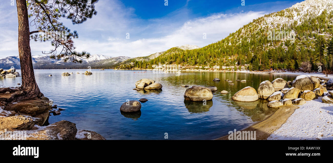Soleggiata giornata invernale sul litorale del Lago di Tahoe, Sand Harbor del Parco Statale di montagne di Sierra Nevada, Foto Stock