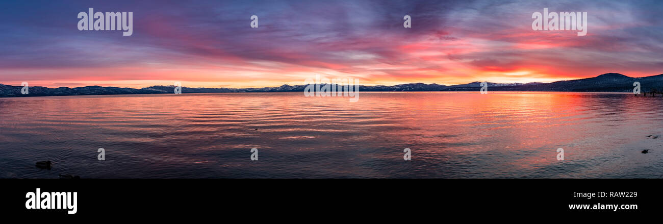Splendide vedute del tramonto sul Lago Tahoe, California Foto Stock