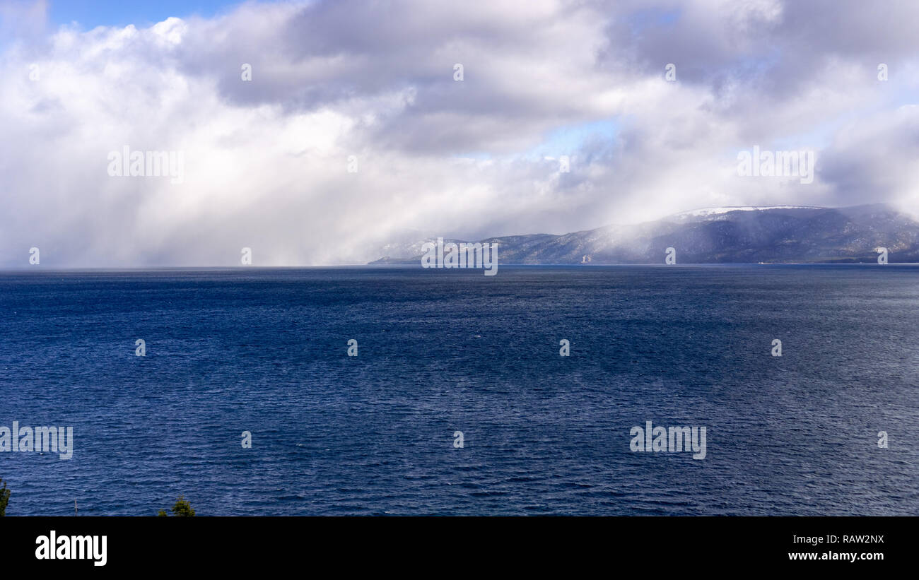 Nuvole temporalesche la raccolta al di sopra di South Lake Tahoe su un nitido giornata invernale, California Foto Stock