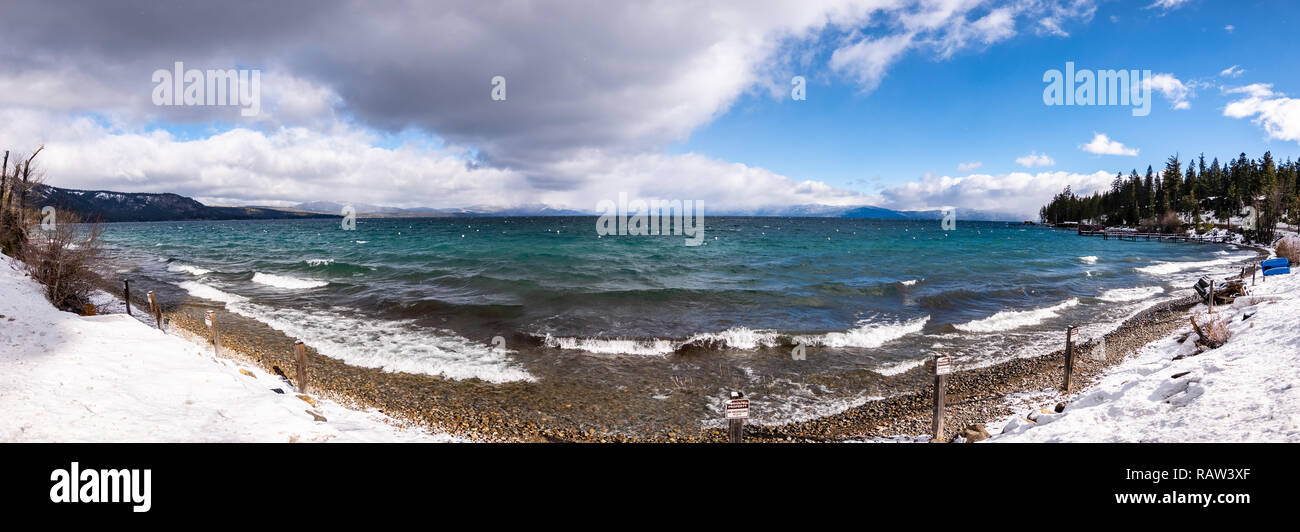 Soleggiata giornata invernale sul litorale del Lago di Tahoe, Sierra Nevada, in California; rottura surf creato dal vento; la proprietà privata / No Tresspassing s Foto Stock