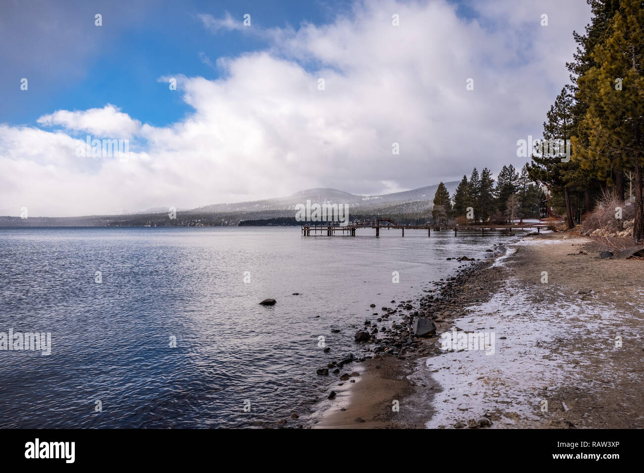 Stormy giornata invernale sul litorale del Lago di Tahoe, Sierra Nevada, in California Foto Stock