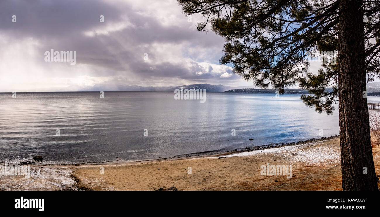 Stormy giornata invernale sul litorale del Lago di Tahoe, Sierra Nevada, in California Foto Stock