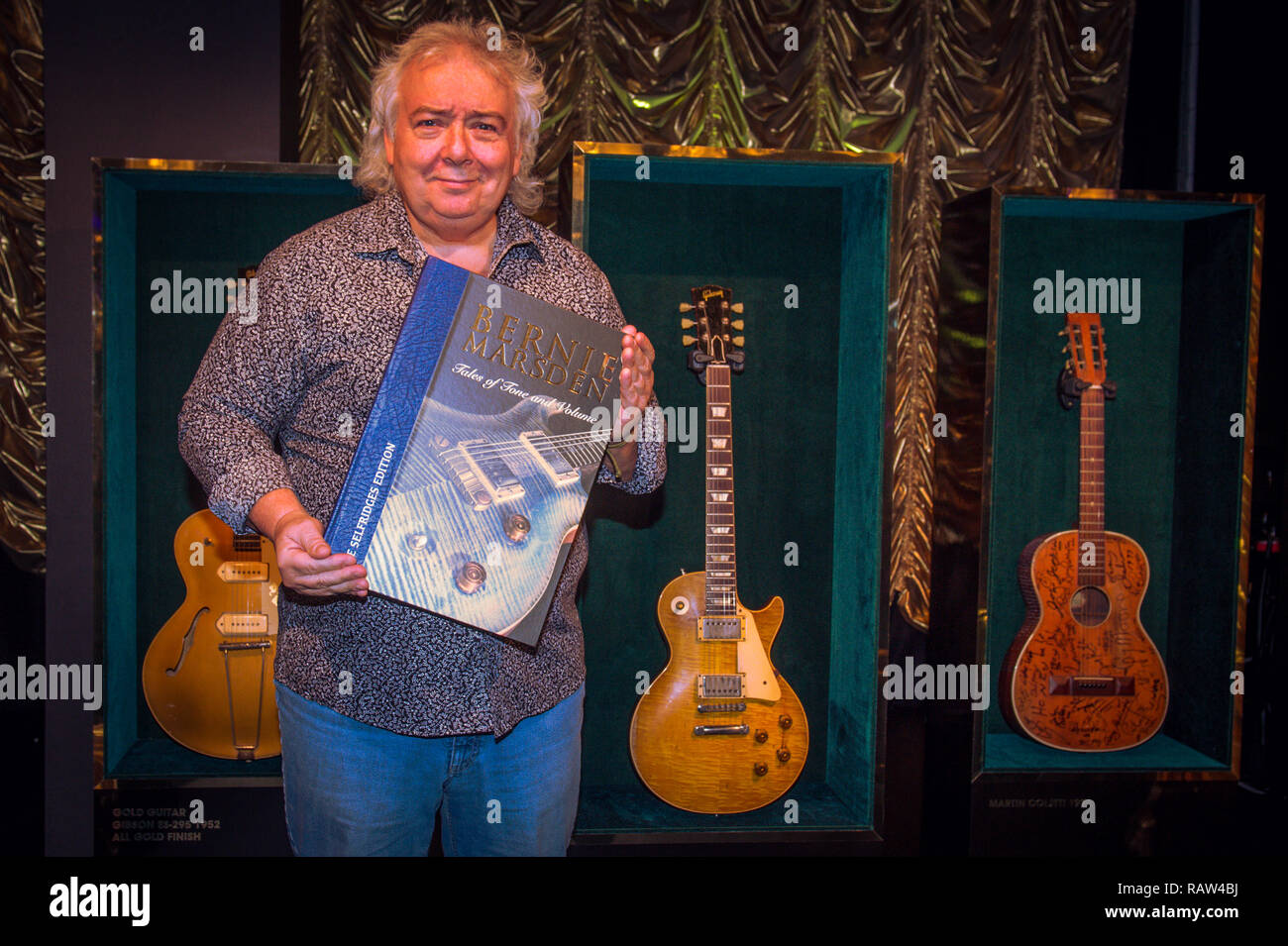 Whitesnake di Bernie Marsden pone durante un in-store aspetto a Selfridges dotate: Bernie Marsden dove: Londra, Regno Unito quando: 04 Dic 2018 Credit: Danny Clifford/Hottwire.net/WENN.com Foto Stock