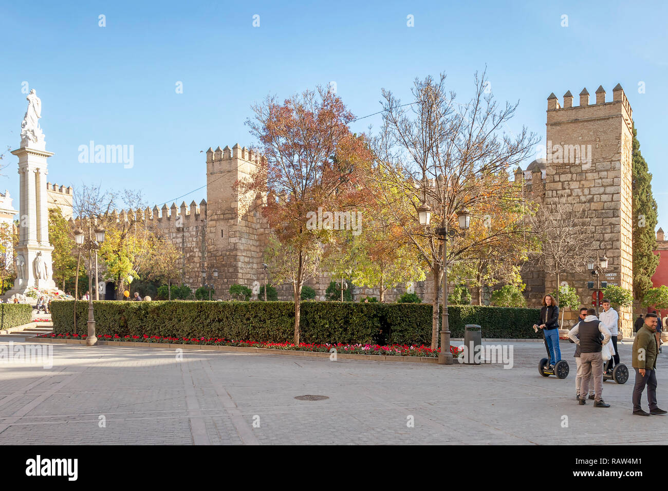 Trionfo piazza (Plaza del Triunfo) con l'Alcazar di Siviglia ("Reales Alcazares de Sevilla" o Royal Alcazars di Foto Stock