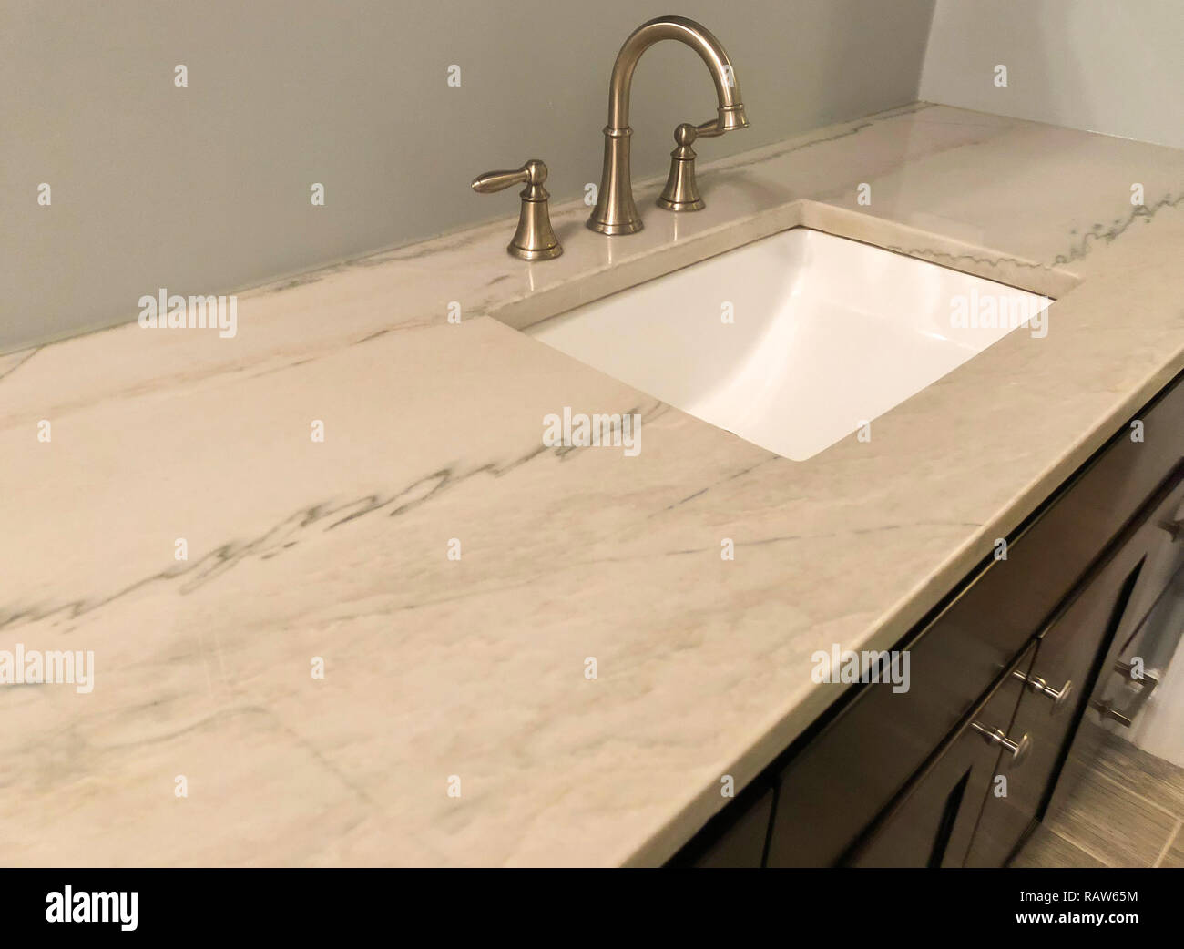 Lavandino e rubinetto in bagno moderno Foto Stock