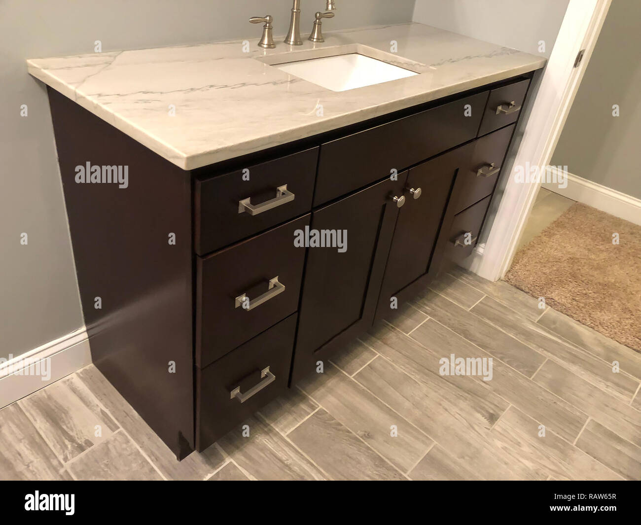 Lavandino e rubinetto in bagno moderno Foto Stock