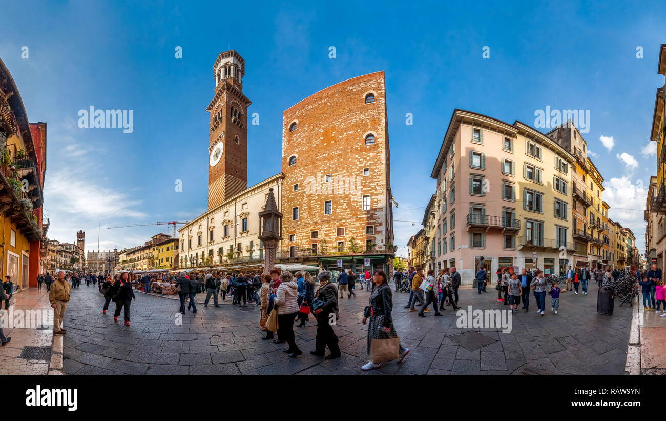 Piazza delle Erbe, Verona, Italia Foto Stock