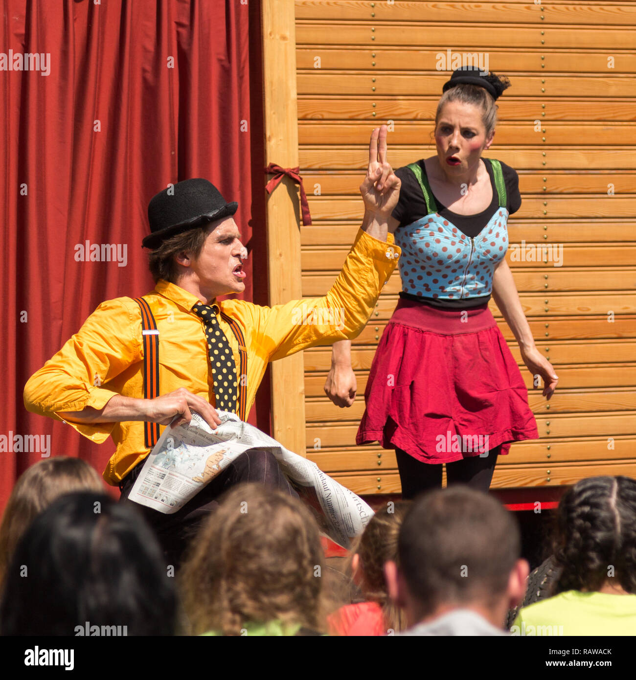Viaggiare pantomime azienda denominata 'Tarkabarka' show di Sopron, Ungheria il 27 maggio 2017. Espressioni: arrabbiato e uncomprehending Foto Stock