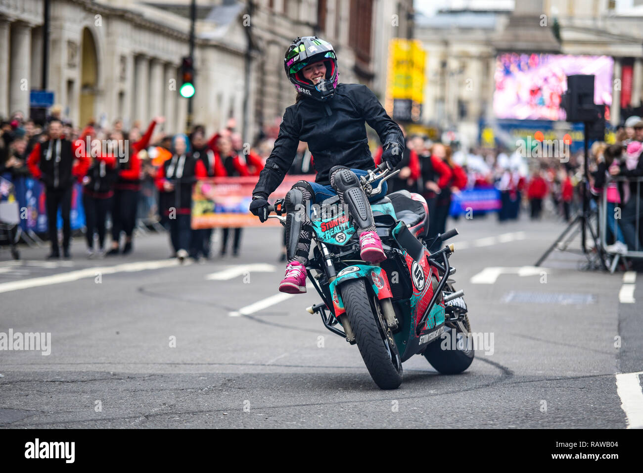 Moto stunt moto internazionale team display a Londra il giorno di Capodanno Parade. Cassandra Ryder della realtà recedono moto stunt in Whitehall Foto Stock