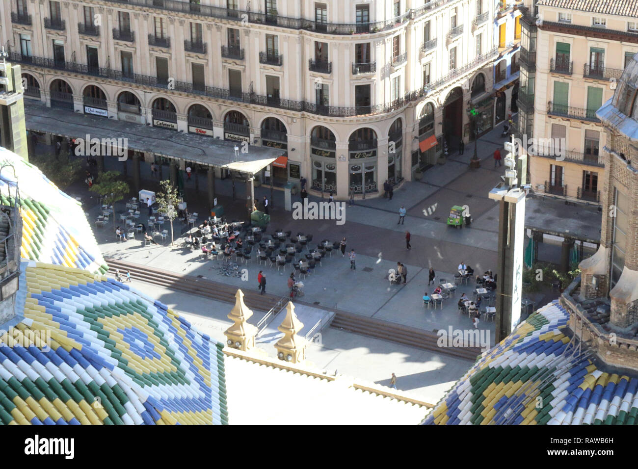 La Plaza del Pilar quadrato come visto dalla cattedrale di Pilar, con alcune terrazze, bar, caffetterie e gente che cammina, in Zaragoza, Aragona, Spagna Foto Stock