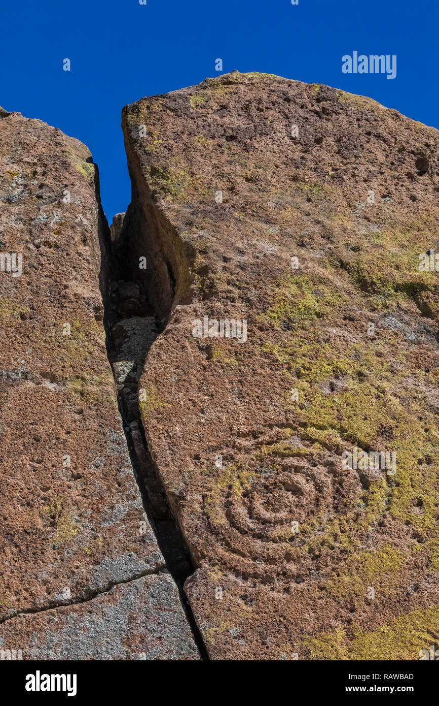 Petroglyph di circlescarved concentrici in pietra arenaria da ancestrale popolo dei Pueblo al Tsankawi siti preistorici Bandelier National Monument ne Foto Stock