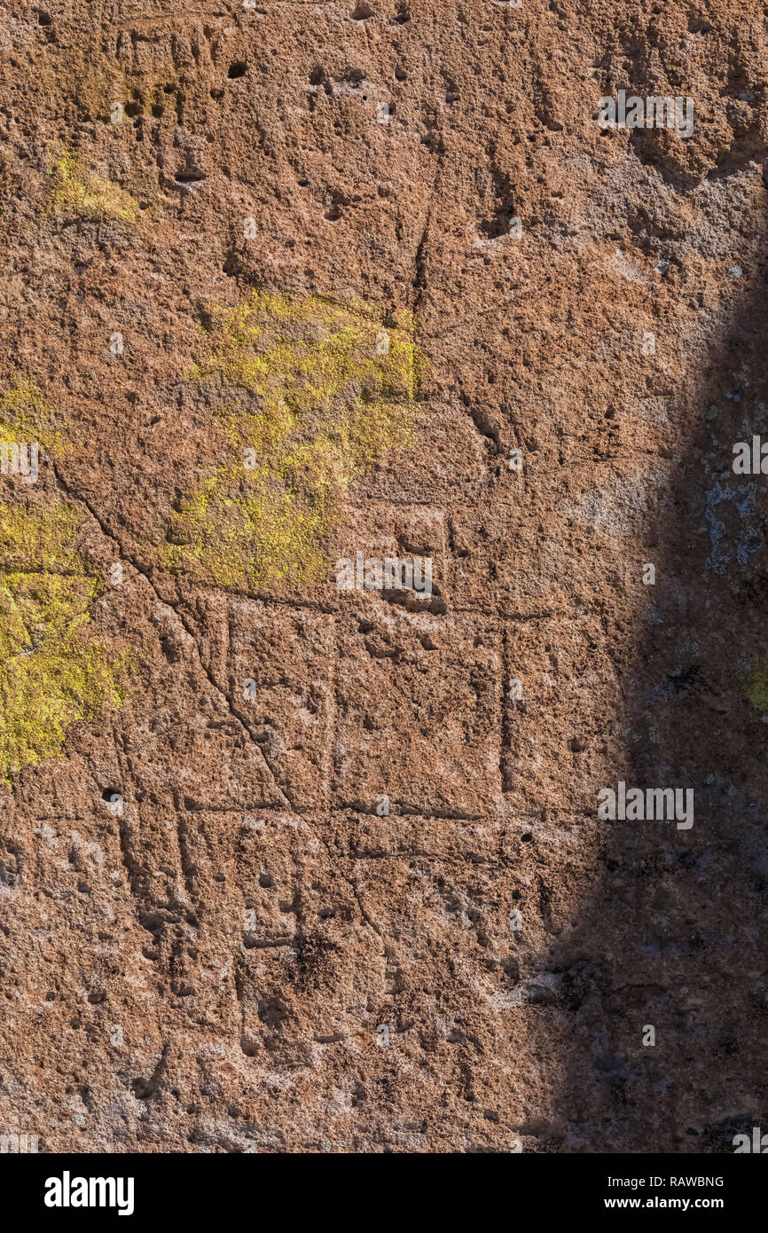 Petroglyph stilizzata della figura umana scolpita nella pietra arenaria da ancestrale popolo dei Pueblo al Tsankawi siti preistorici Bandelier National Monumen Foto Stock