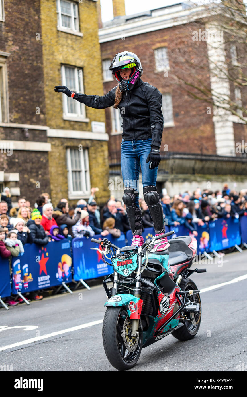 Moto stunt moto internazionale team display a Londra il giorno di Capodanno  Parade. Cassandra Ryder della realtà recedono moto stunt in Whitehall Foto  stock - Alamy