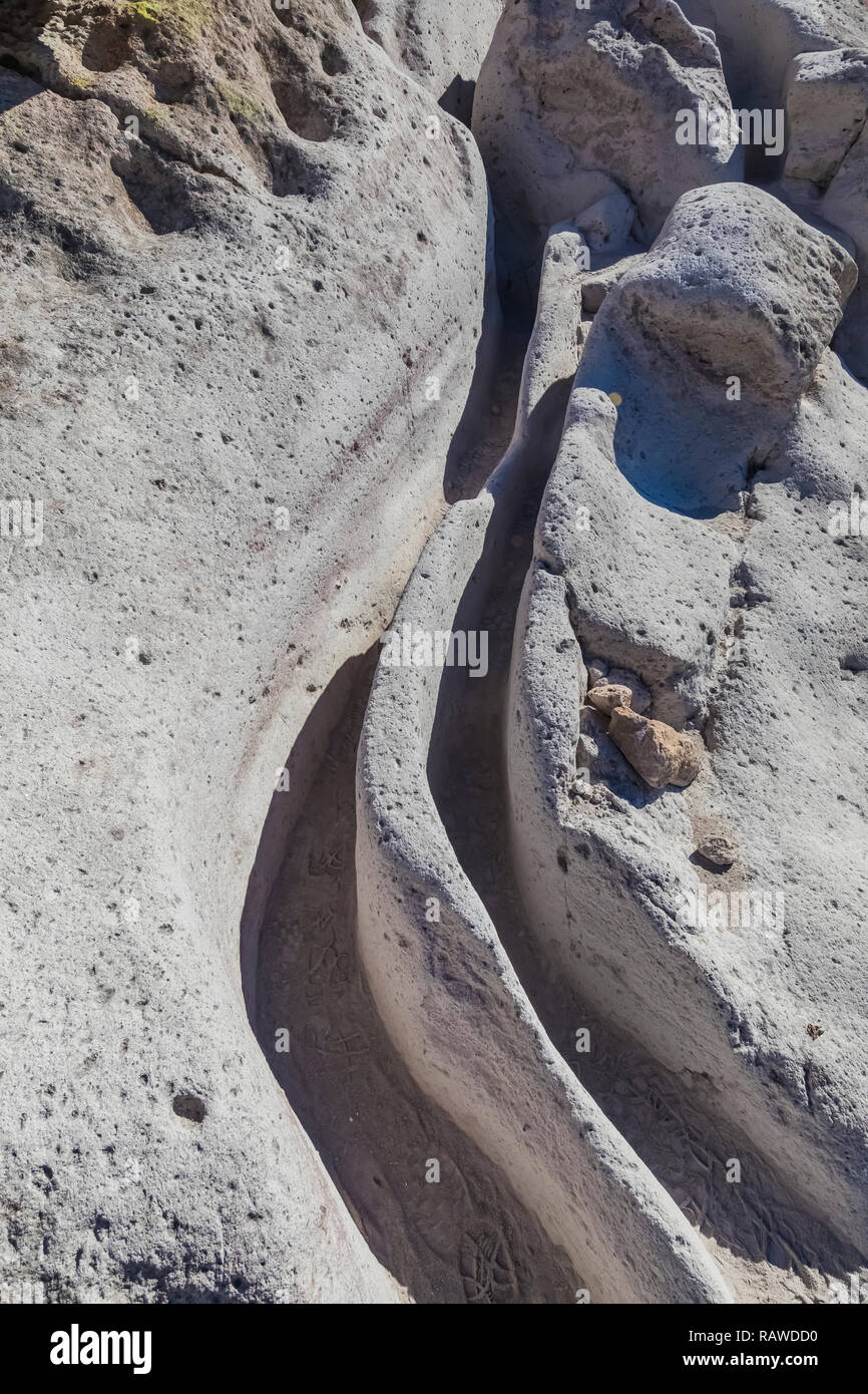 Sentiero tagliato in tufo vulcanico rock di calzature attraverso