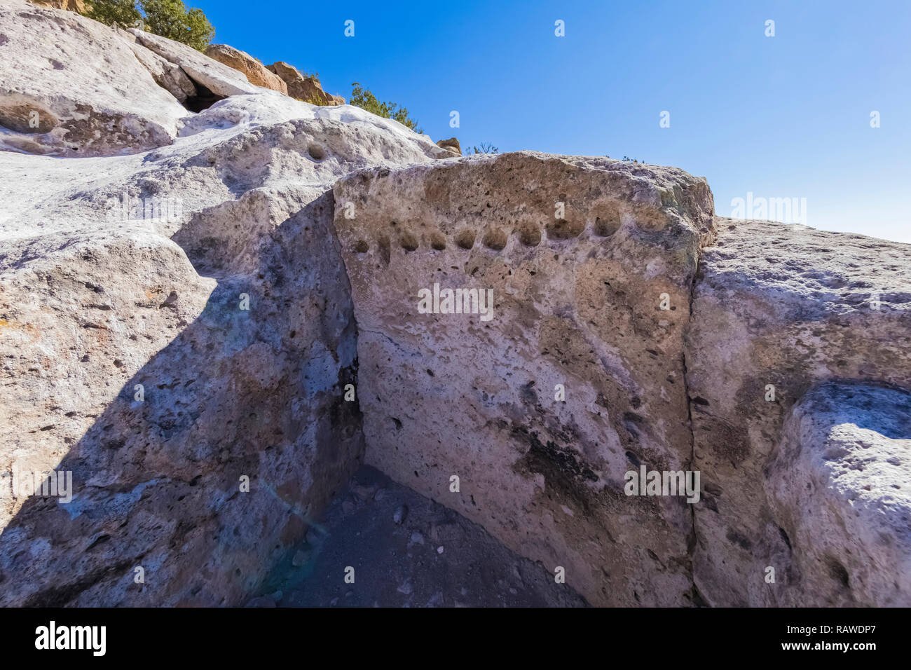 I fori che si terrà i legnami del tetto per una camera al Tsankawi siti preistorici Bandelier National Monument vicino a Los Alamos, Nuovo Messico Foto Stock