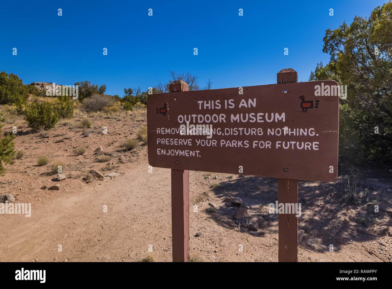 Segnale di avvertimento per indicare le modalità di cura per il paesaggio sacro al Tsankawi siti preistorici Bandelier National Monument vicino a Los Alamos, Nuovo Messico Foto Stock