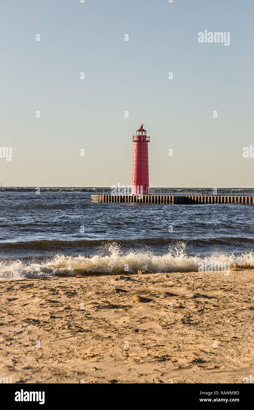 Uno dei tre luci in Muskegon, Michigan. Onde si infrangono sulla spiaggia su una bella tardo autunno giorno. Foto Stock