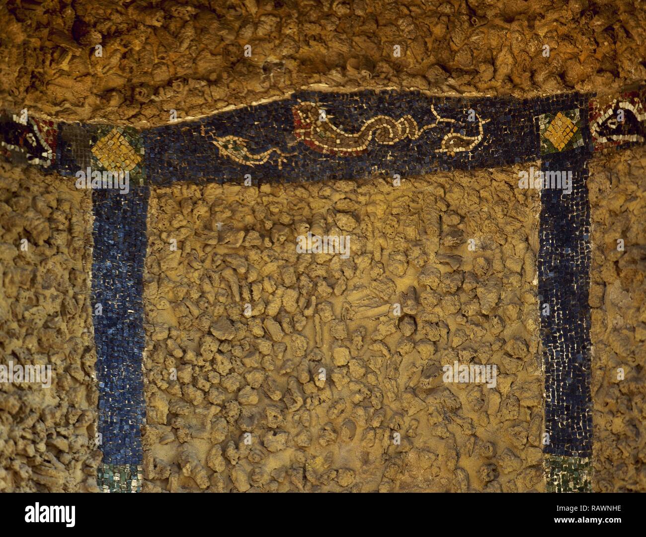 L'Italia. Pompei. Loreio Tiburtino House. Dettaglio del rivestimento della parete di una fontana. Una delle tecniche di costruzione utilizzati per preparare le pareti è stata l'opus signinum. I materiali usati sono una miscela di calcare e argilla e piccole pietre o tessere di mosaico. Campania. Foto Stock