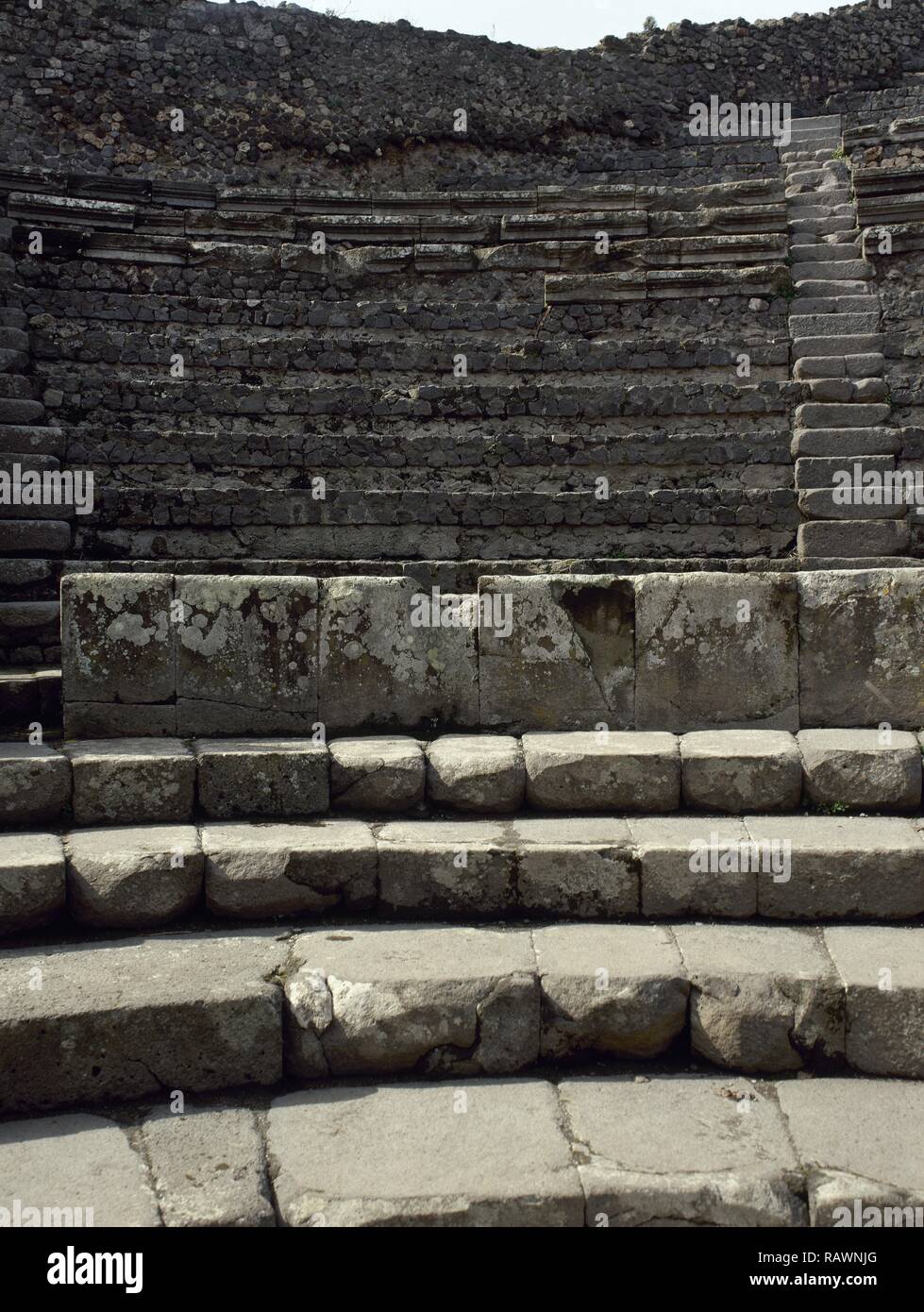 L'Italia. Pompei. Antica città romana distrutta dall'eruzione del Vesuvio nel 79 d.c. Piccolo Teatro Odeon o. Teatro coperto "teatrum tectum' che sat 1500 spettatori, costruita nel 80 A.C. Vista del 'cavea', sede sezioni organizzato in tre sezioni, corrispondenti alla classe sociale degli spettatori. La cavea ima, la parte più bassa (per i vertici della società), il media cavea (per gli uomini), la summa cavea, sezione più alta (per donne e bambini). Campania. Foto Stock