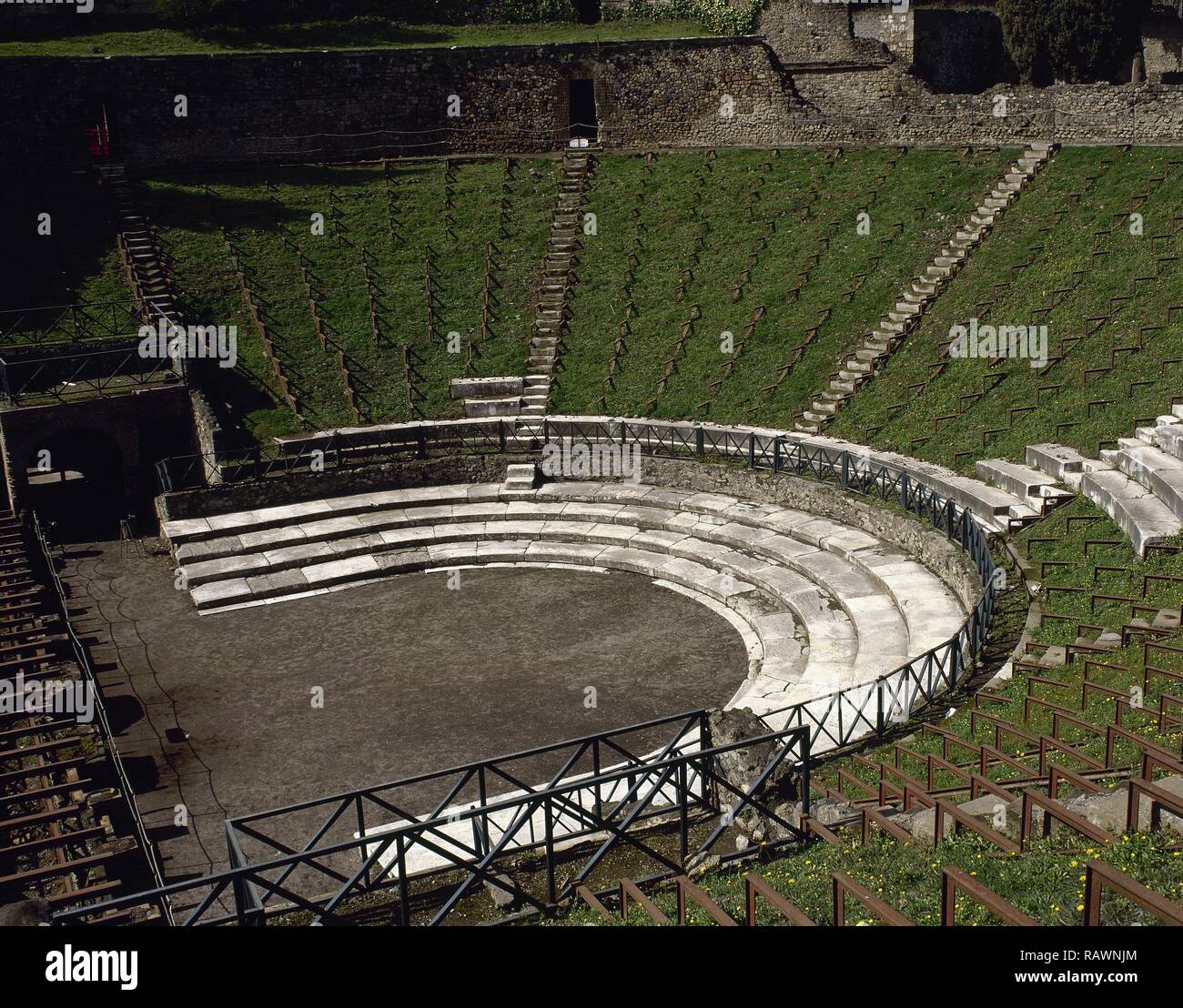 L'Italia. Pompei. Antica città romana distrutta dall'eruzione del Vesuvio nel 79 d.c. Il grande teatro. Ii secolo A.C. Esso Sat circa 5.000 spettatori. Vista dell'area salotto (cavea), stadio (orchestra) e marmo tribunalia. Campania. Foto Stock