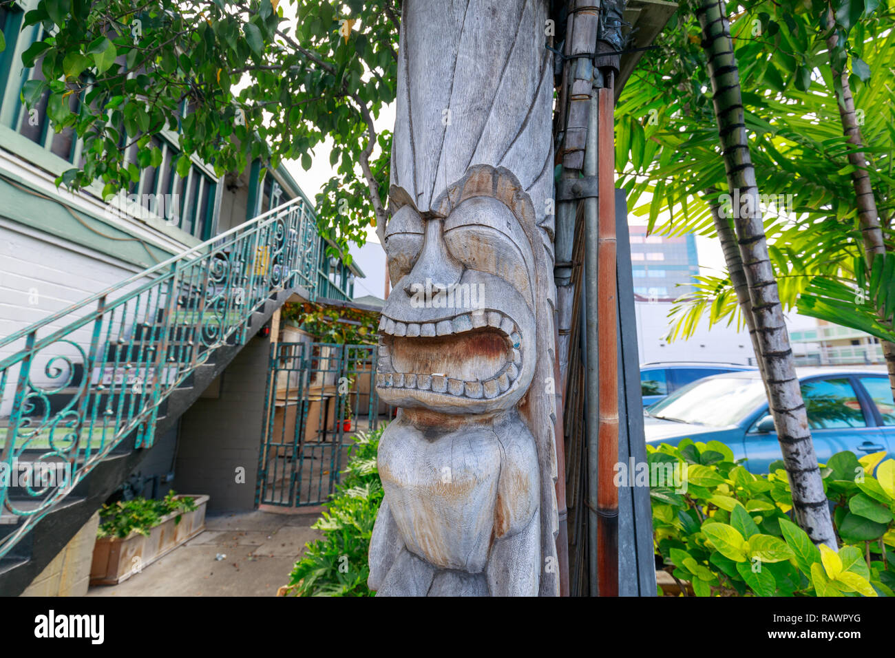 Honolulu, Hawaii - Dic 25, 2018 : Antico stile Polinesiano tiki sculture in legno in Waikiki beach Foto Stock