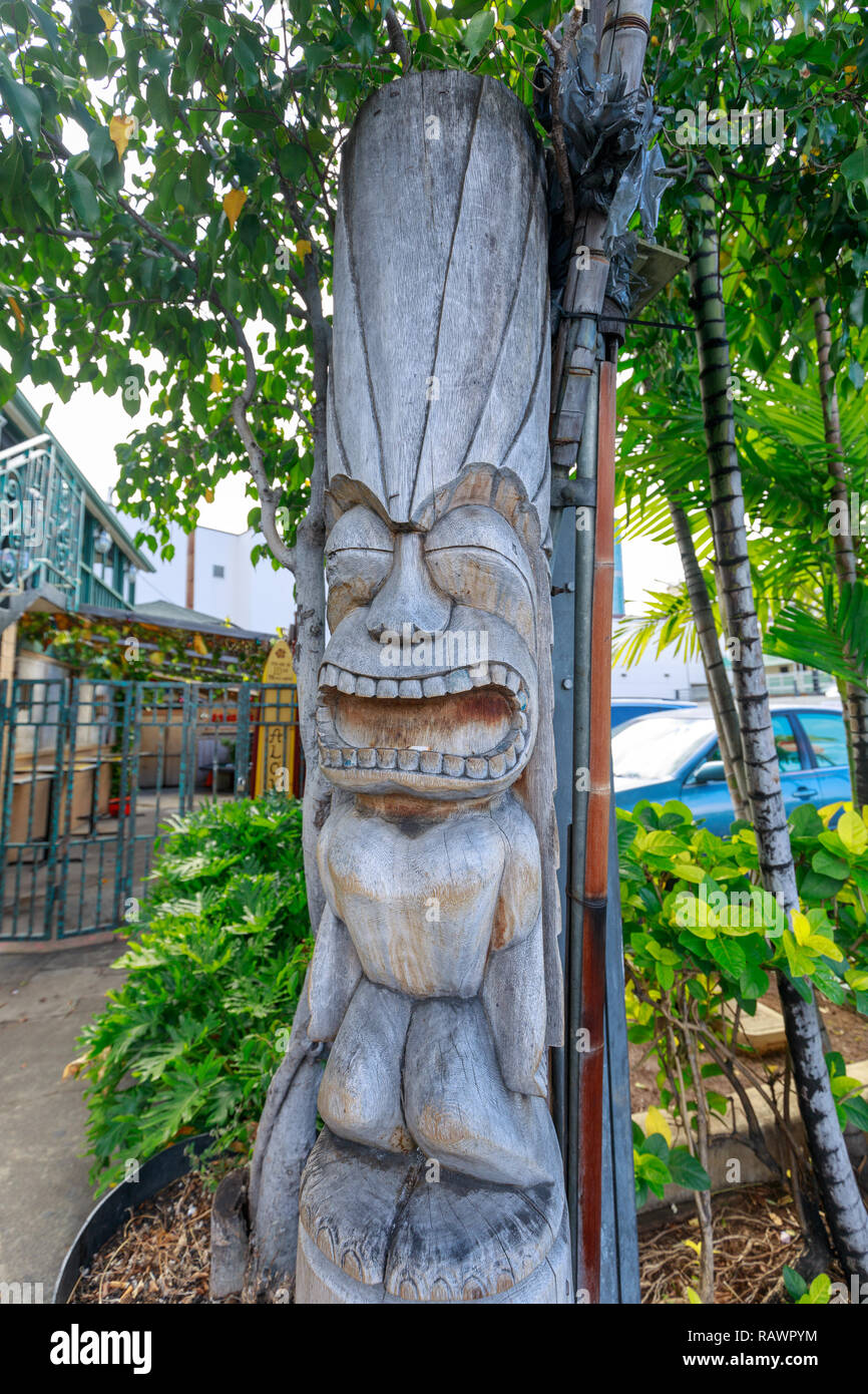 Honolulu, Hawaii - Dic 25, 2018 : Antico stile Polinesiano tiki sculture in legno in Waikiki beach Foto Stock
