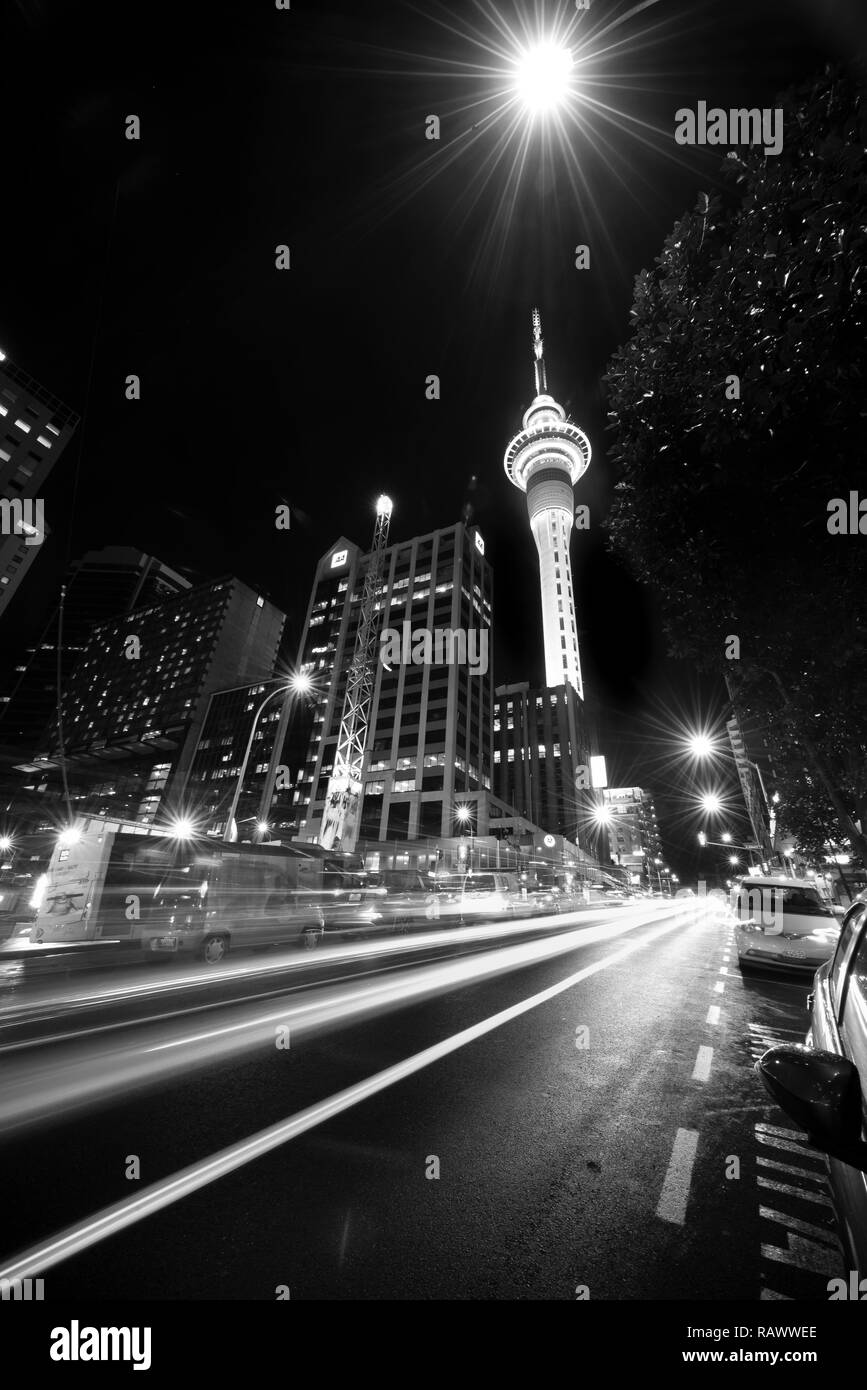 Una vista della Sky Tower di Auckland in Nuova Zelanda Foto Stock