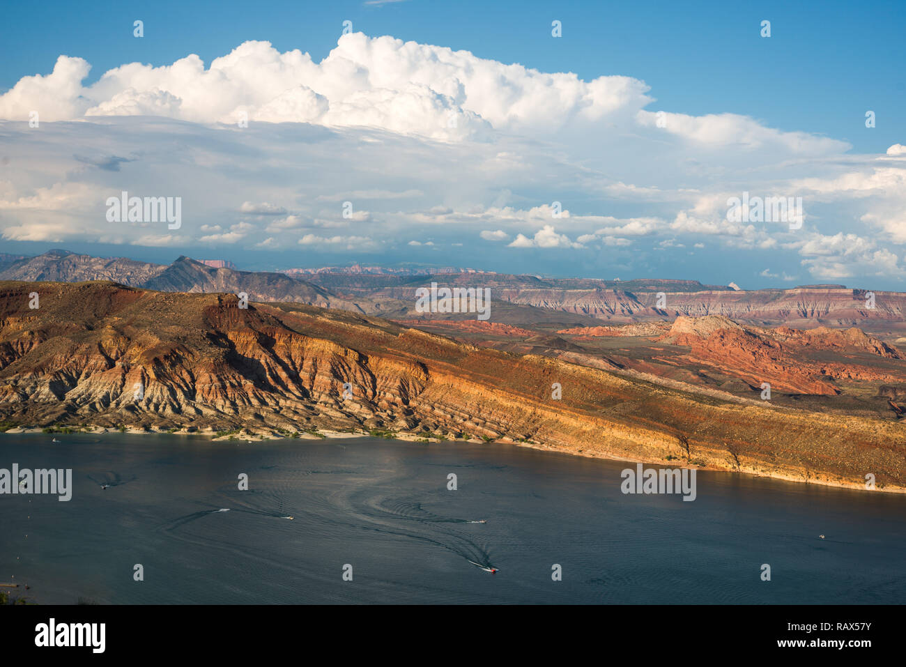 Barca onde rendere sul lago tra le scogliere a secco, Quaglia Creek serbatoio Foto Stock