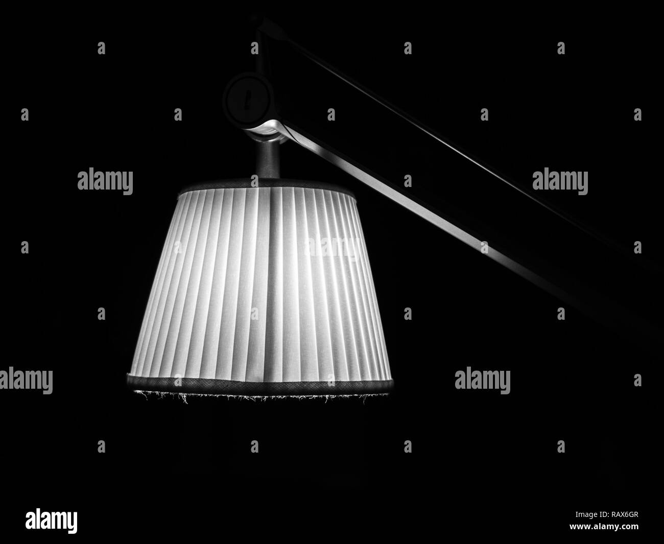 Lampada illuminata in bianco e nero Foto Stock