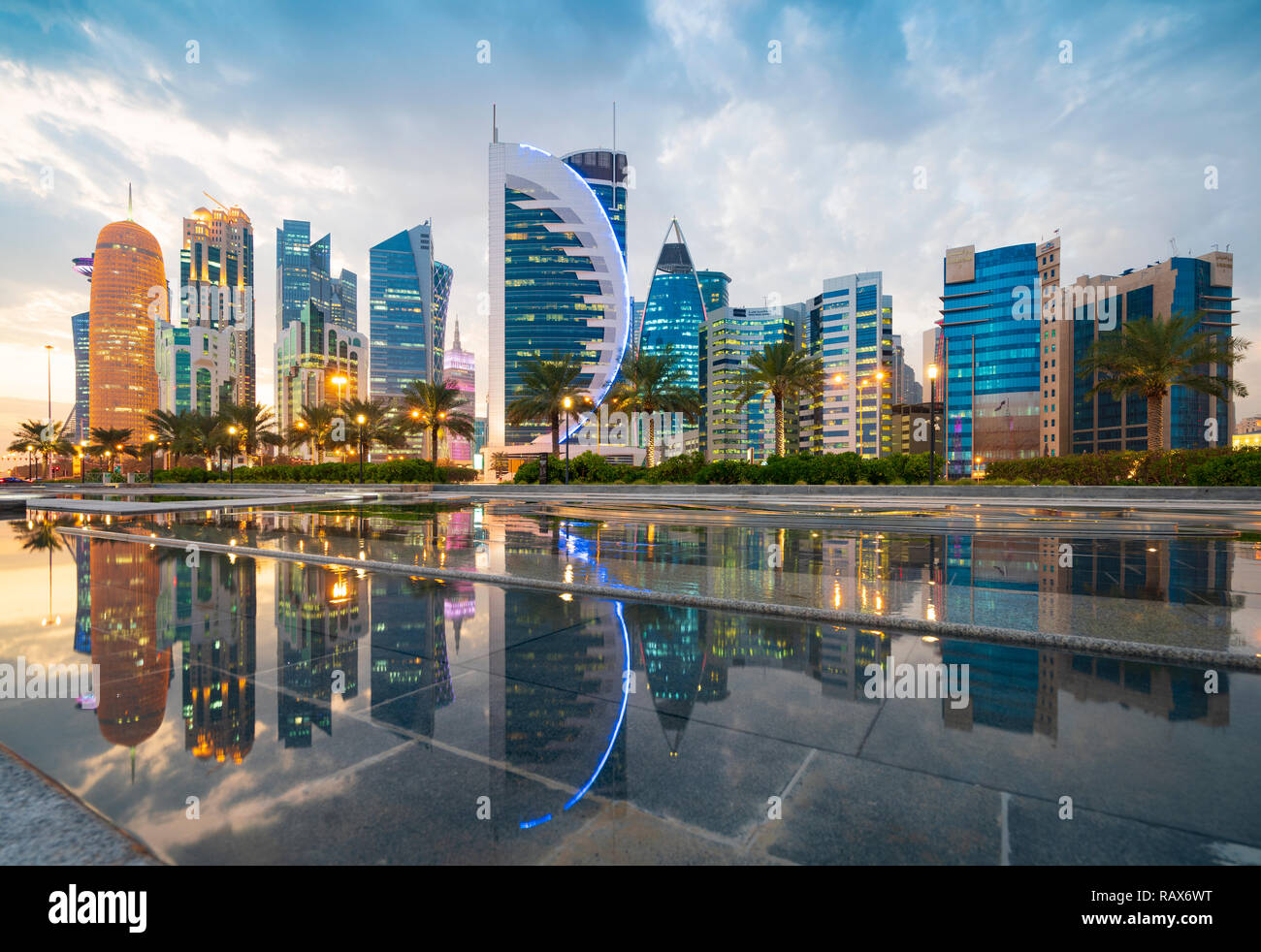 Sera vista sullo skyline di West Bay business district a Doha, in Qatar Foto Stock