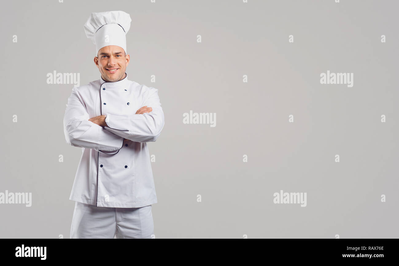 Uomo sorridente in uniforme di cook Foto Stock