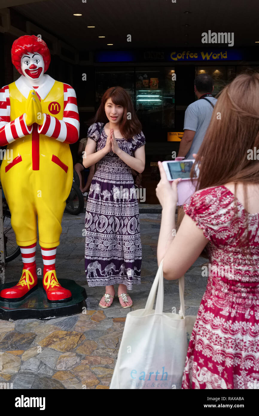 Un McDonald's clown in Khao San Road, Bangkok, Thailandia, saluto nel tipico tailandese della moda, fornisce una buona foto op per i turisti giapponesi a fare altrettanto Foto Stock