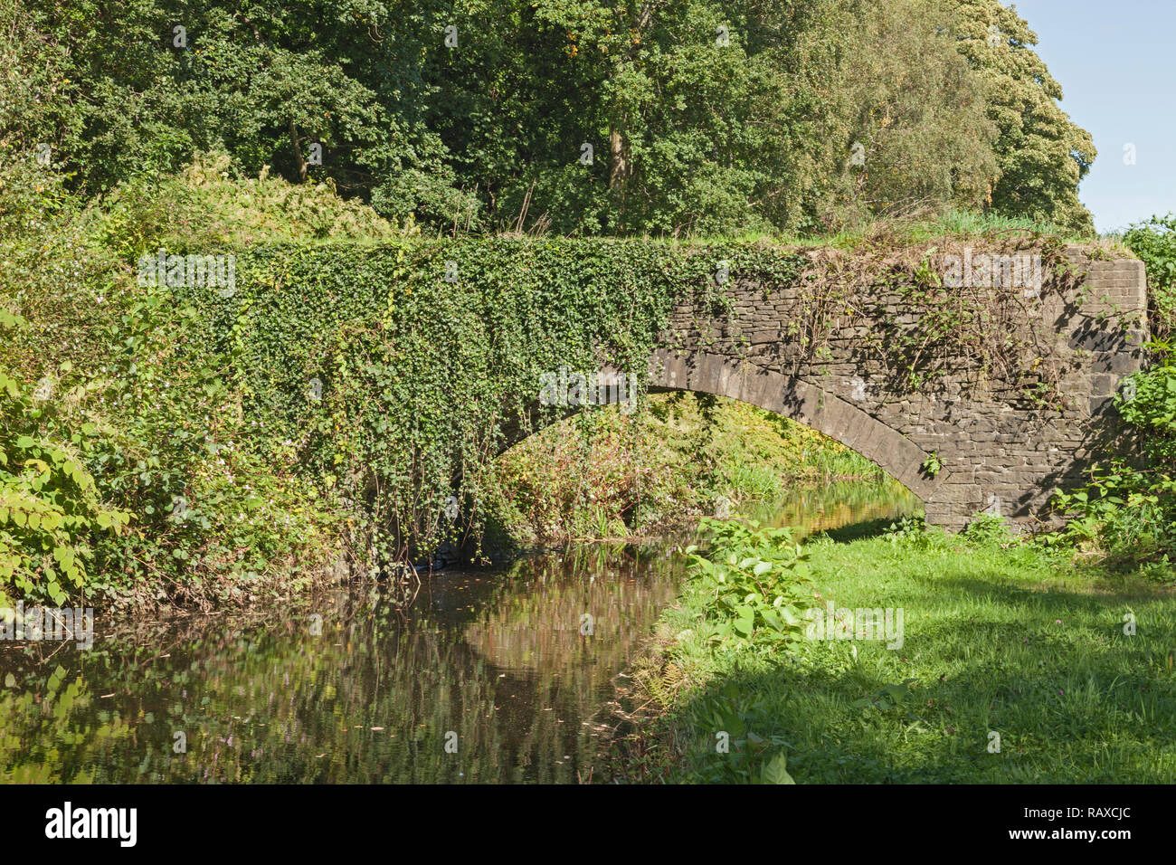 Ponte su Tennant Canal vicino Neath, Neath Port Talbot, South Wales, Regno Unito Foto Stock