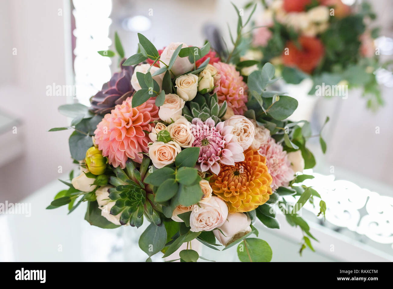 Brillante Bouquet nozze d'estate dalie e rose Foto stock - Alamy