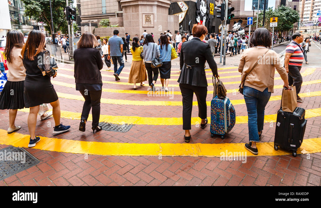 Attraversamento pedonale vicino a Times Square di Hong Kong Foto Stock