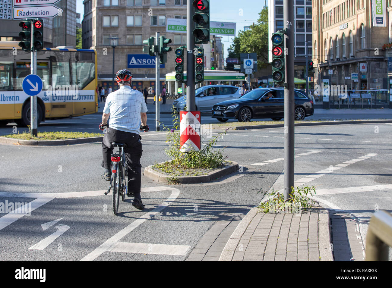 All interno della città pista ciclabile, specialmente contrassegnati sentieri  ciclabili, corsie di biciclette, per i ciclisti di Essen, ad un semaforo di  giunzione Foto stock - Alamy