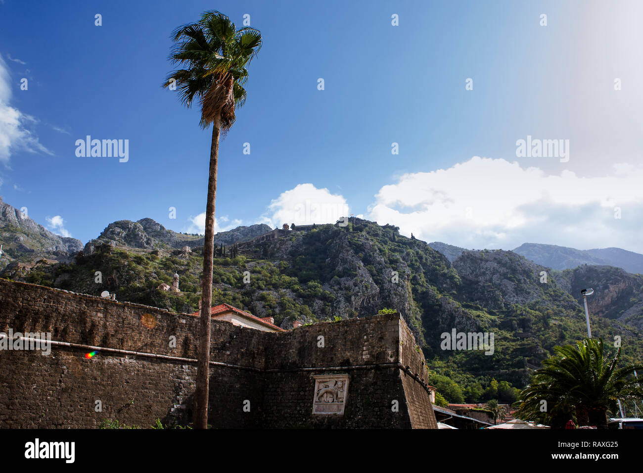 L'anello di mura difensive round Kotor, Montenegro Foto stock - Alamy