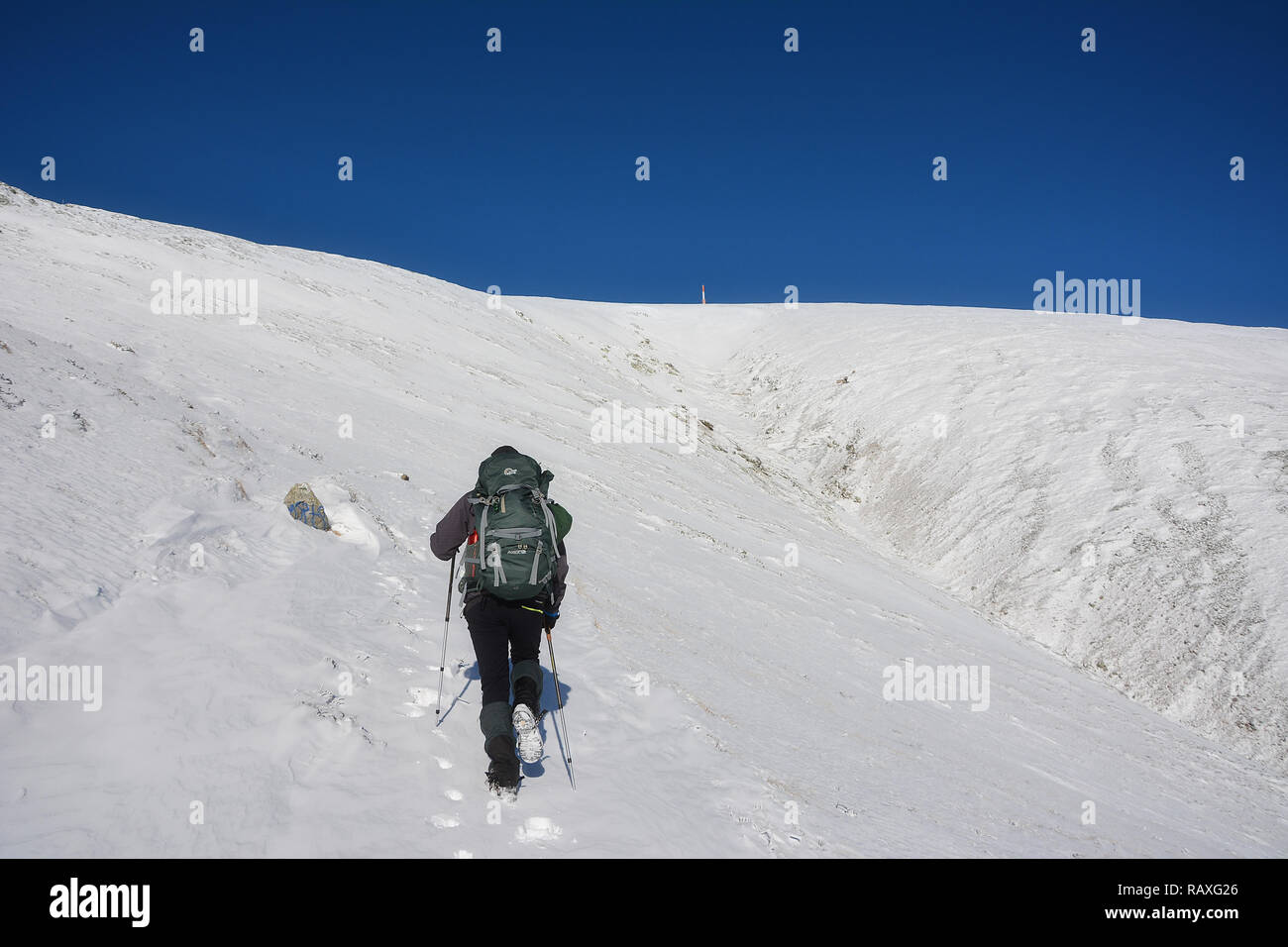 Il Trekking invernale sulla neve, Botev - picco massimo nella vecchia montagna, Bulgaria Foto Stock
