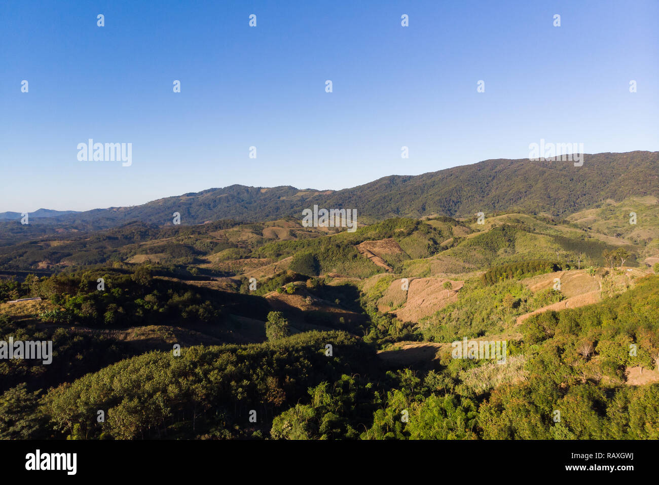 Drone shot vista aerea paesaggio di montagna e la natura contro il cielo blu Foto Stock