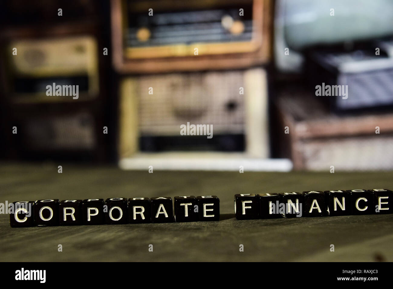 Finanza aziendale su blocchi di legno. Affari e finanza concetto. Croce immagine elaborata con sfondo bokeh di fondo Foto Stock