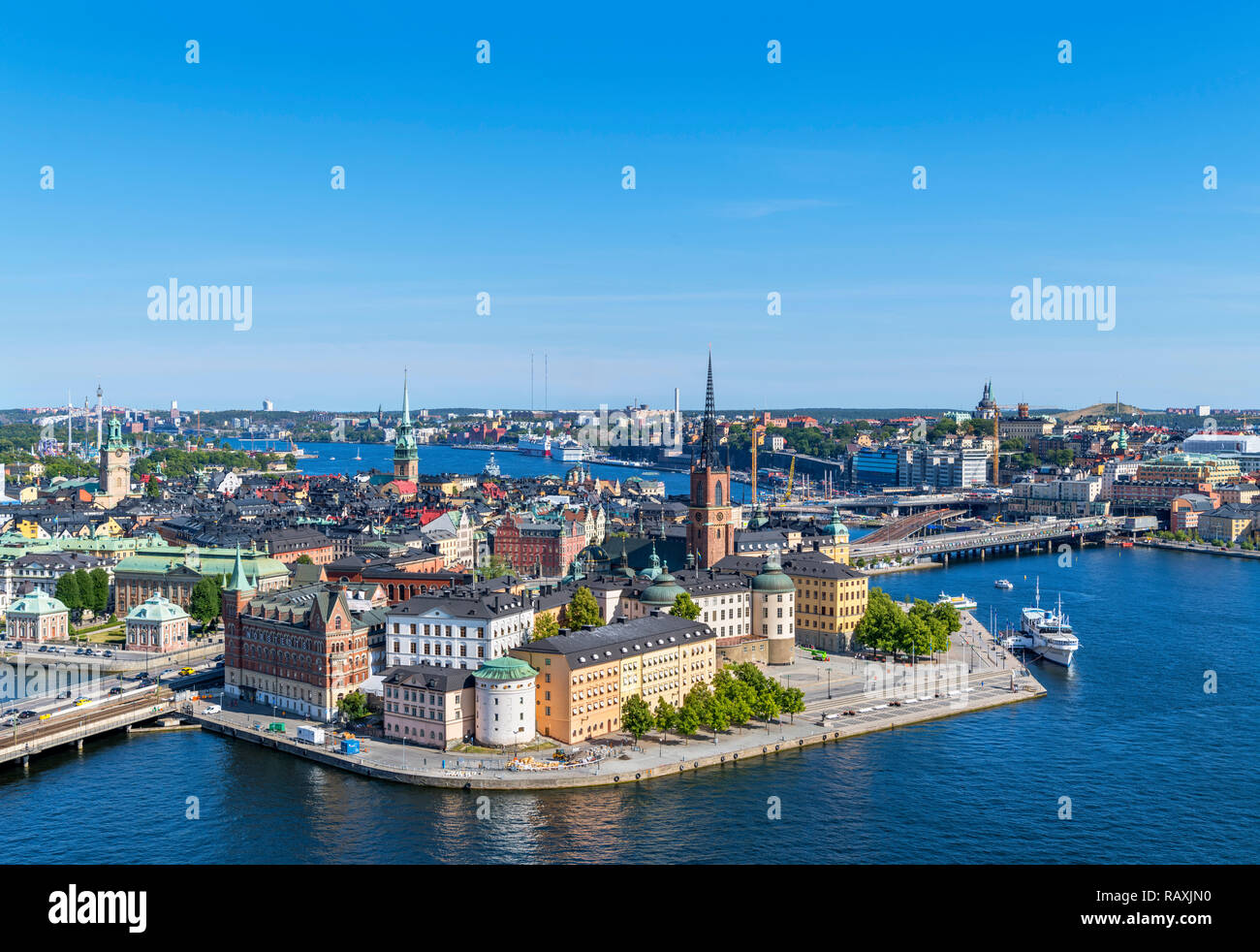 Vista aerea di Riddarholmen e Gamla Stan (la Città Vecchia) dalla Torre del Municipio di Stoccolma (Stadshuset), Kungsholmen, Stoccolma, Svezia Foto Stock