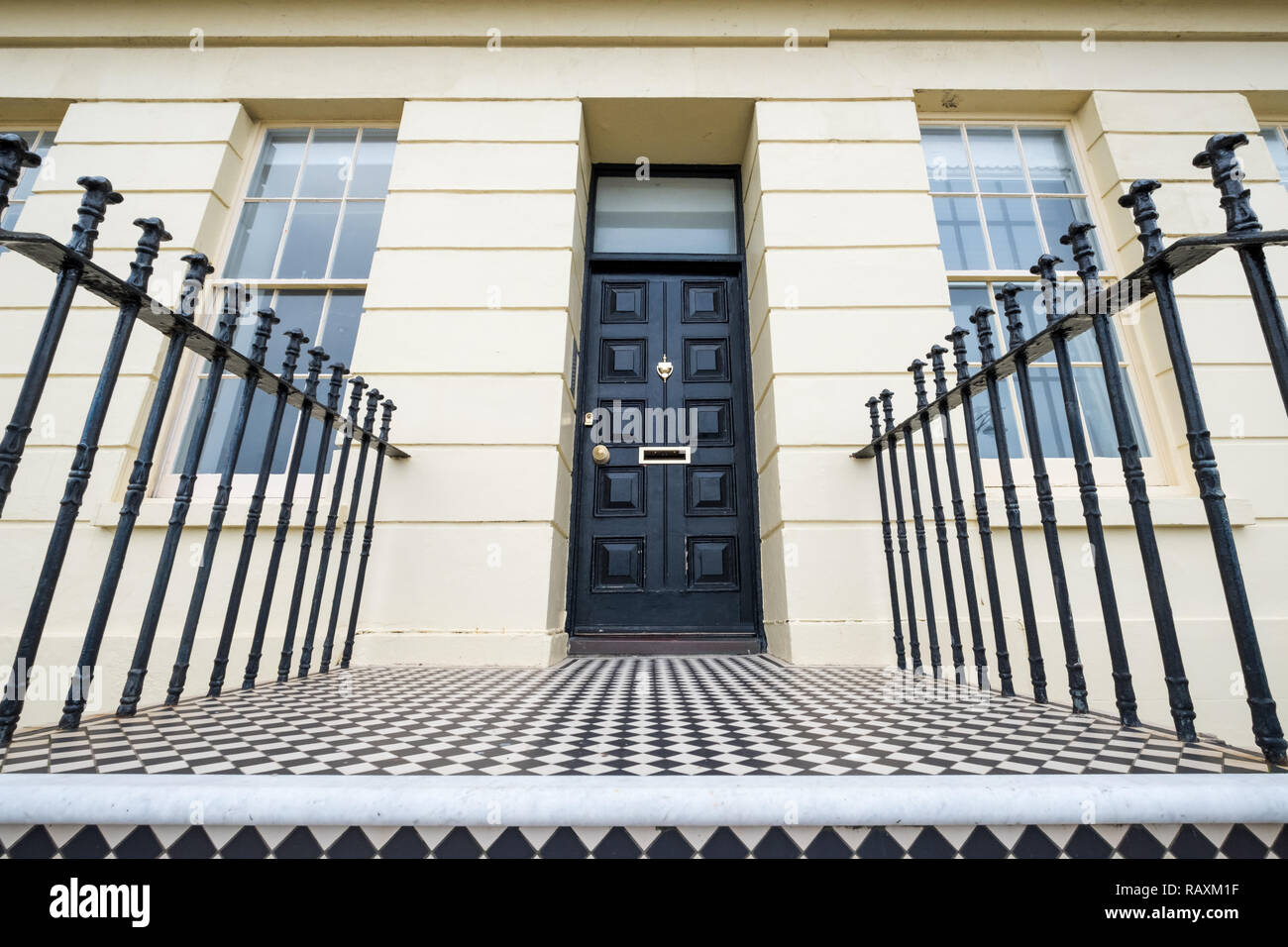 Chiudere fino a Brunswick terrazza di fronte al mare a Hove / Brighton, Sussex, Regno Unito, mostra dettagli architettonici. Un esempio di architettura Regency. Foto Stock