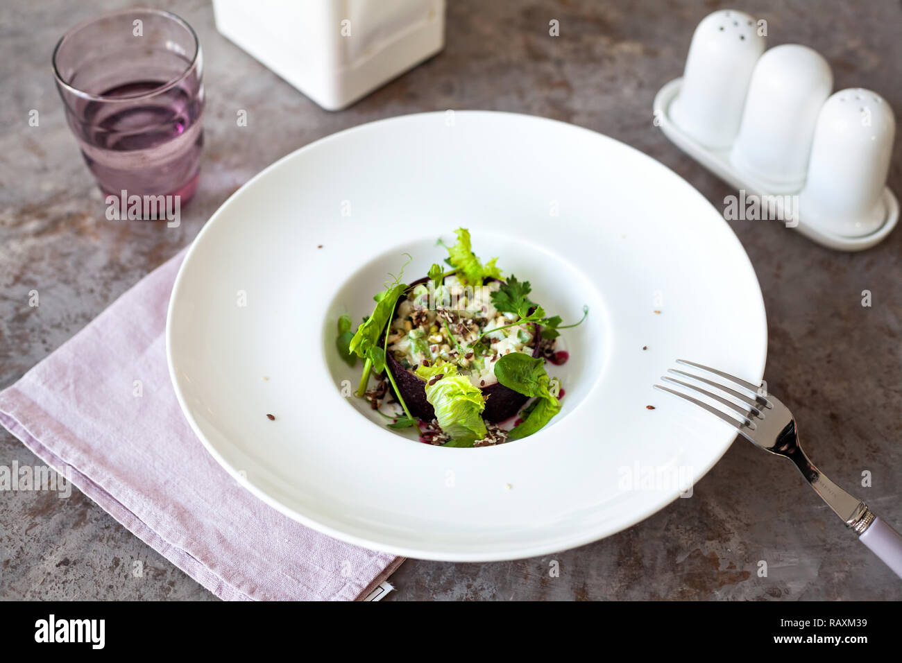 Raw sana insalata vegano nella piastra bianca nel ristorante Foto Stock