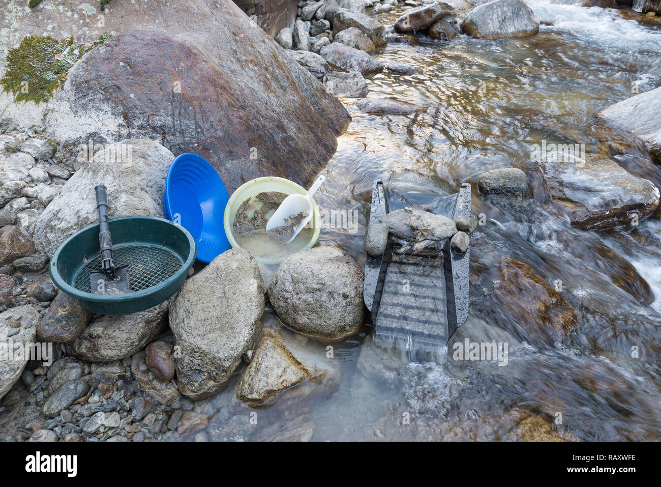 Attrezzature per il manuale di prospezione di oro alluvionale Foto stock -  Alamy