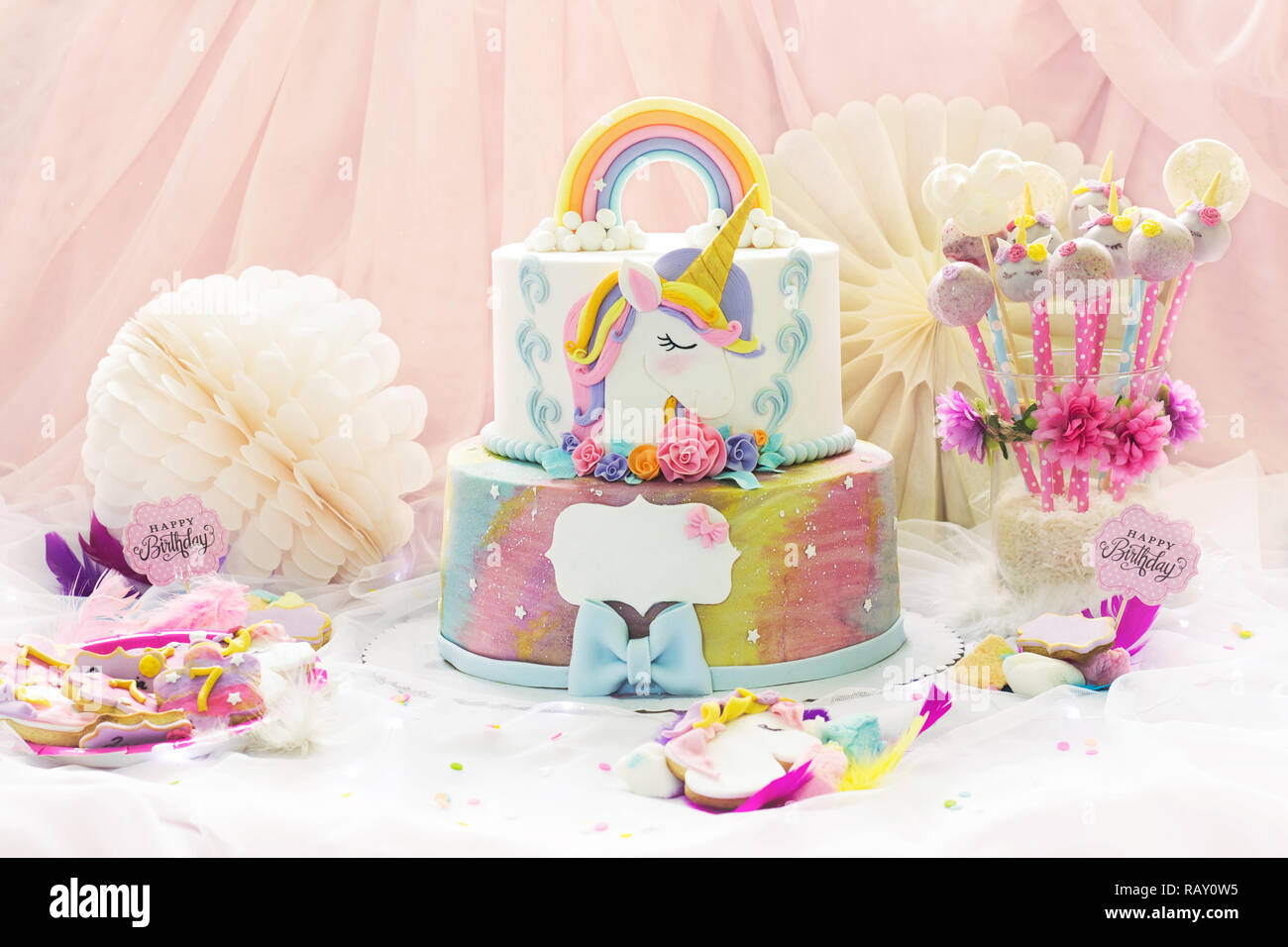 Bambina festa di compleanno; tabella dessert con torta di unicorn, torta-pop, zucchero cookie e decorazione di compleanno Foto Stock
