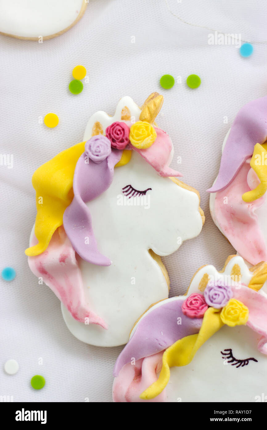 Unicorn glassa reale cookies; cibo sullo sfondo Foto Stock